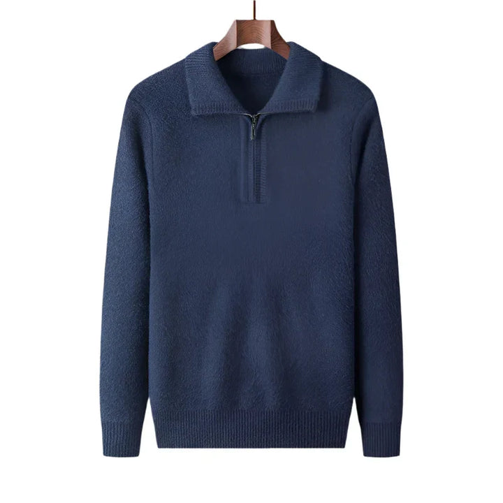 Homme portant un pull demi-zip chaud, idéal pour le confort et le style automne-hiver.