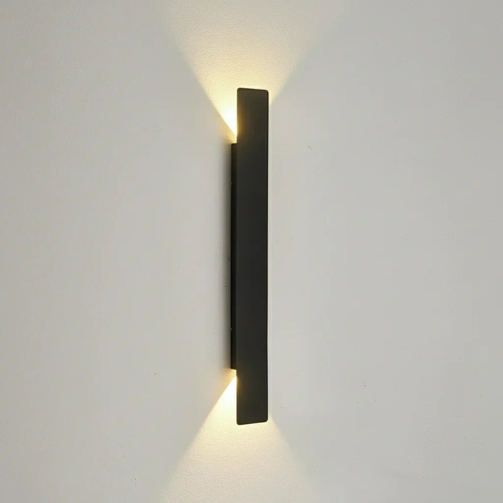 Applique LED étanche OUTGLOW pour éclairage de balcon, terrasse ou allée, design moderne et durable.