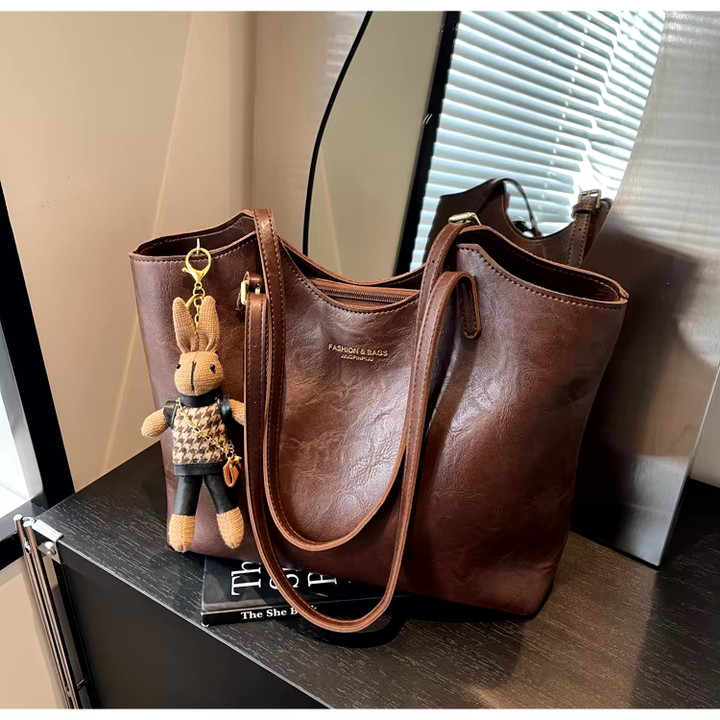 Sac vintage marron pour femme en cuir végan. Élégant sac fourre-tout rétro.