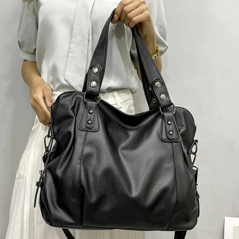 Sac cabas élégant en similicuir noir pour femme, parfait comme sac à main ou sac étudiant.