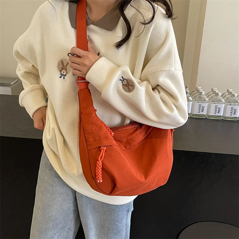 Sac banane femme déperlant grand format, avec bandoulière réglable et robuste.