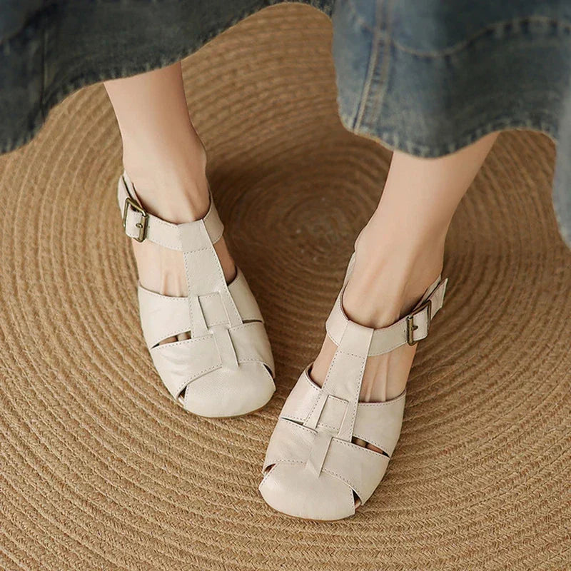 Chaussures Coralia CL-0680, talon épais et bout carré, élégantes et polyvalentes pour toutes occasions.
