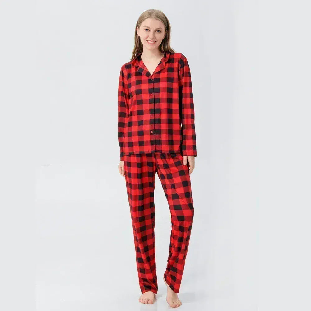 Enfant joyeux portant un pyjama de Noël à carreaux rouges, doux et confortable, parfait pour les fêtes.