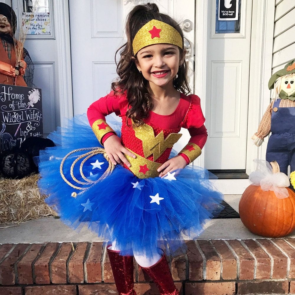 Déguisement Wonder Woman fille avec tutu rouge et or. Costume de super-héroïne parfait pour carnaval ou fête.