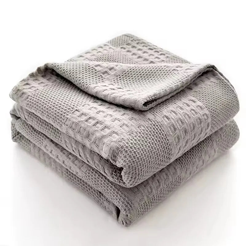 Couverture d'été légère en coton respirant pour un confort optimal pendant les chaudes nuits.