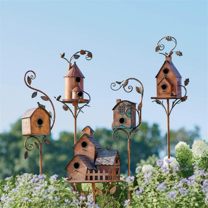Maison d'oiseaux boisé, design unique pour jardin. Décoration naturelle qui s'intègre parfaitement à l'extérieur.