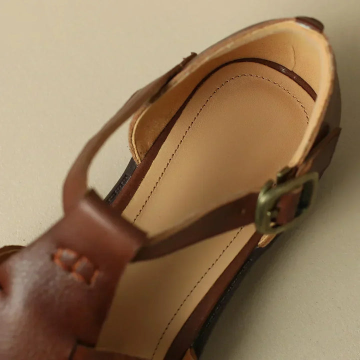 Profil des sandales plates Marivelle marron pour femmes, avec T-strap, élégantes et confortables pour l'été.