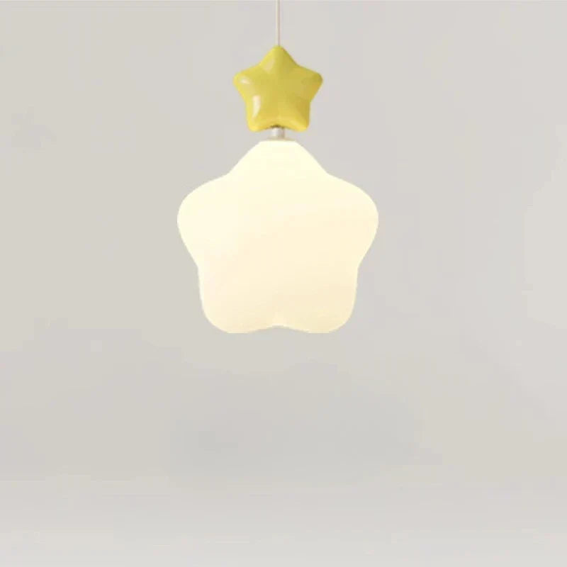 Plafonnier LED nuage et étoile pour chambre d'enfant, lumière douce et décorative.