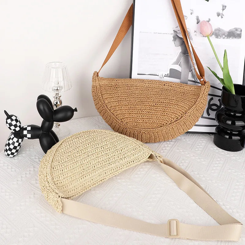 Accessoire mode : sac banane chic en paille pour femme, porté croisé, un indispensable bohème d'été.