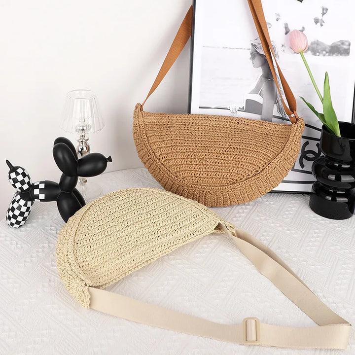 Accessoire mode : sac banane chic en paille pour femme, porté croisé, un indispensable bohème d'été.