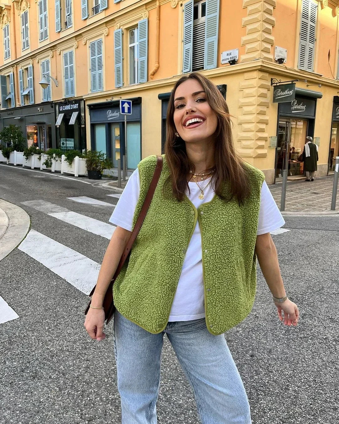 Gilet sans manches chic pour femmes, col en V. Confortable et élégant, parfait pour tenue décontractée ou sophistiquée.