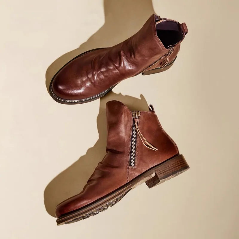Bottines homme avec zip latéral pour un enfilage facile, alliant élégance et confort masculin.