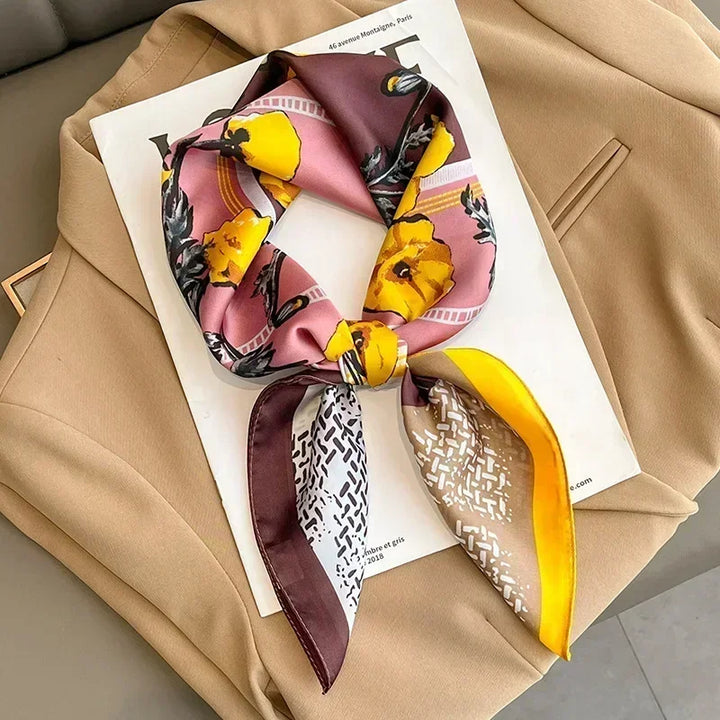 Accessoire de mode polyvalent : foulard en satin imprimé pour cheveux et sac.