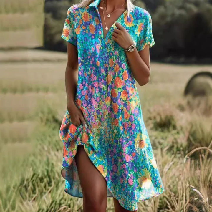 Robe boutonnée fleurie tendance, coupe flatteuse, col V, un incontournable de la garde-robe estivale.