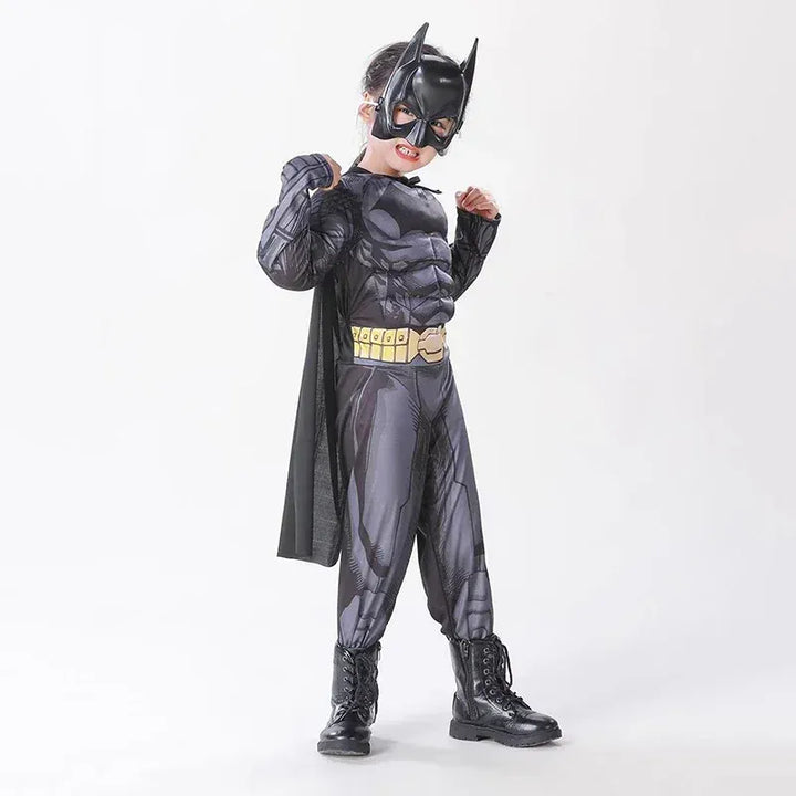 Tenue de super-héros enfant avec combinaison noire, cape et masque de justicier masqué. Idéale pour fêtes déguisées.