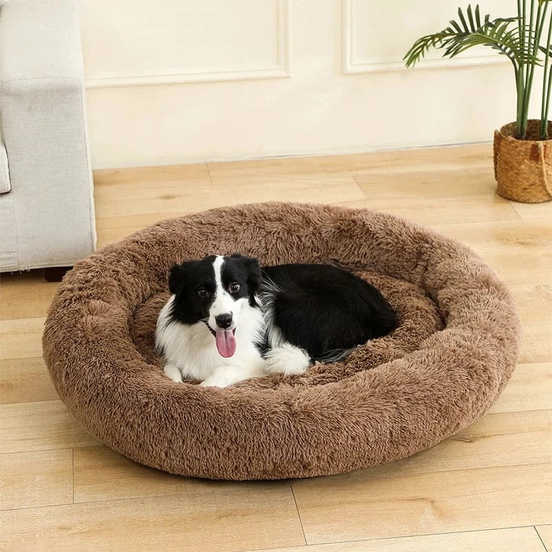 Panier douillet en fausse fourrure beige pour chat ou chien, idéal pour un sommeil profond et un confort optimal.