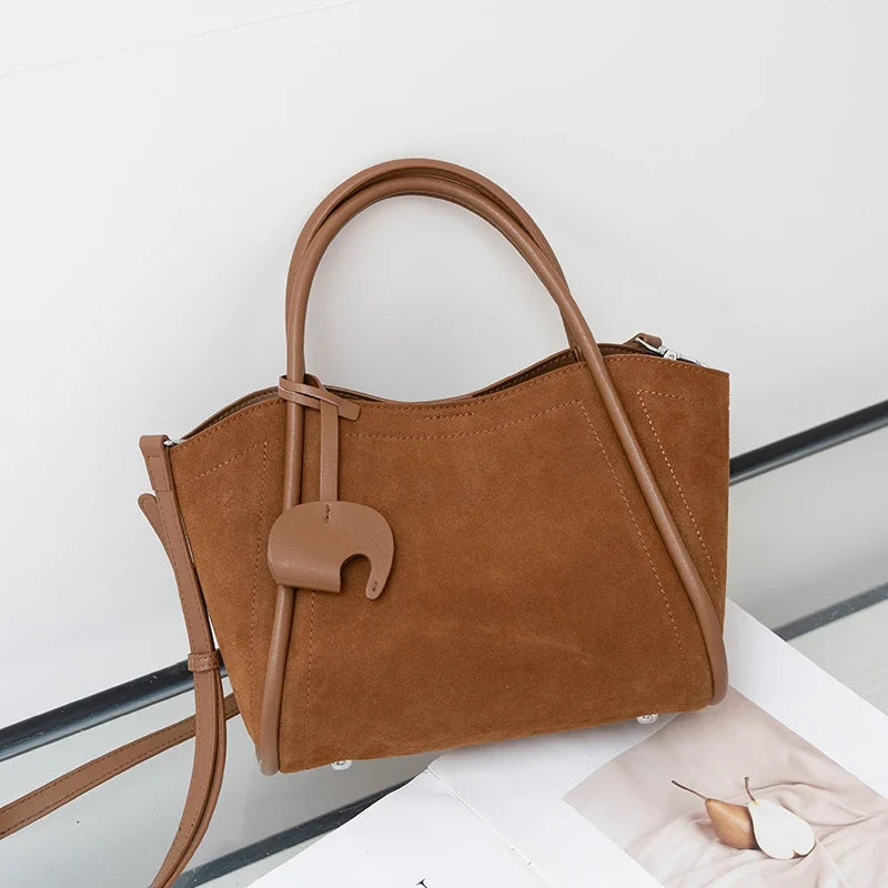 Magnifique sac à main cabas en daim pour femme, alliant élégance et polyvalence, un accessoire mode indispensable.