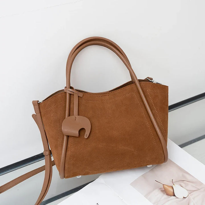 Magnifique sac à main cabas en daim pour femme, alliant élégance et polyvalence, un accessoire mode indispensable.