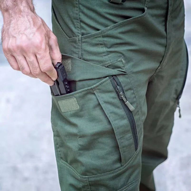 Pantalon cargo chaud homme, style tactique, parfait pour conditions hivernales difficiles, robuste.
