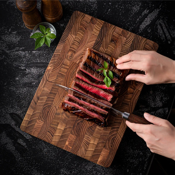 Planche en teck de qualité supérieure pour découpe en cuisine, ustensile robuste et design élégant.