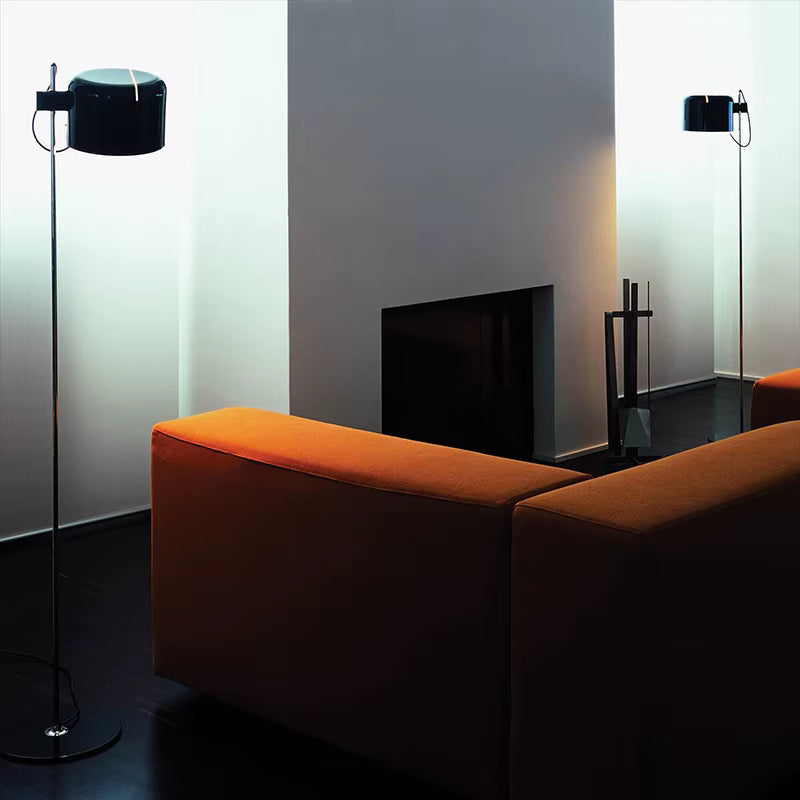 Lampadaire réglable blanc, éclairage de lecture précis, style moderne pour le bureau.