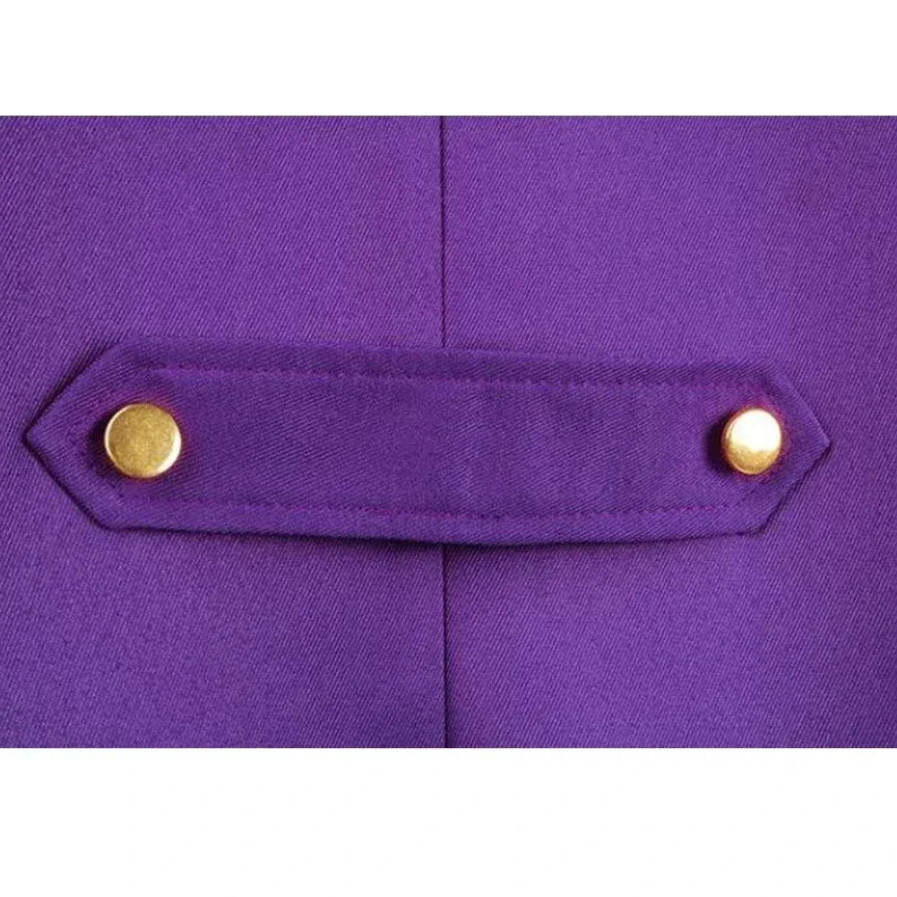 Personne posant avec le déguisement Joker unisexe et la veste violette pour un effet dramatique.