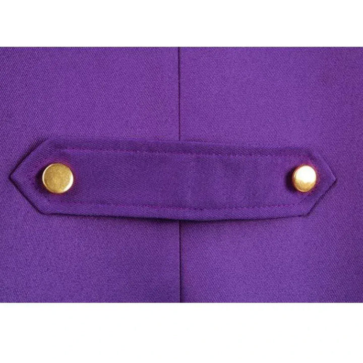 Personne posant avec le déguisement Joker unisexe et la veste violette pour un effet dramatique.