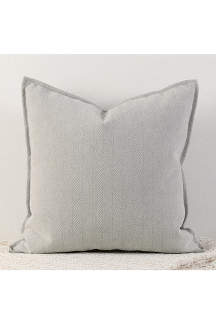 Accessoire indispensable: housse de coussin canapé confortable, pour un salon invitant.