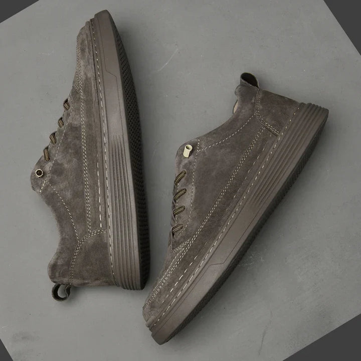 Intérieur doux des baskets confortables hommes, rembourrage ergonomique pour un bien-être durable.