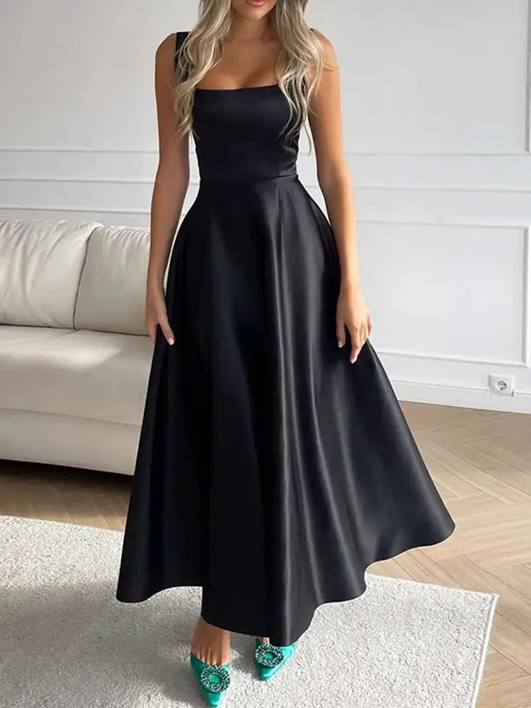 Élégante robe maxi femme, disponible en blanc, noir ou bleu. Idéale pour invitée mariage, soirée chic. Silhouette évasée.