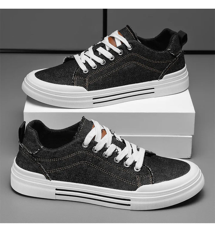 Chaussures basses noires hommes, vue de dessus, idéales pour le quotidien, style décontracté et confort.