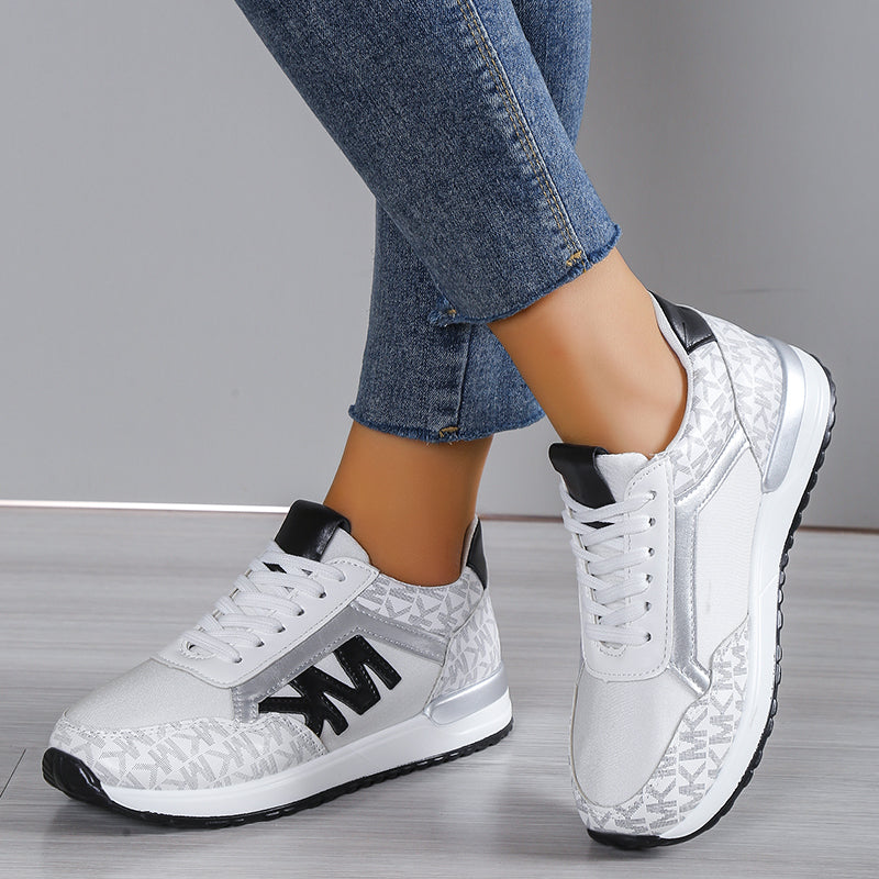 Chaussures femme décontractées, alliant confort supérieur et style moderne pour les loisirs.