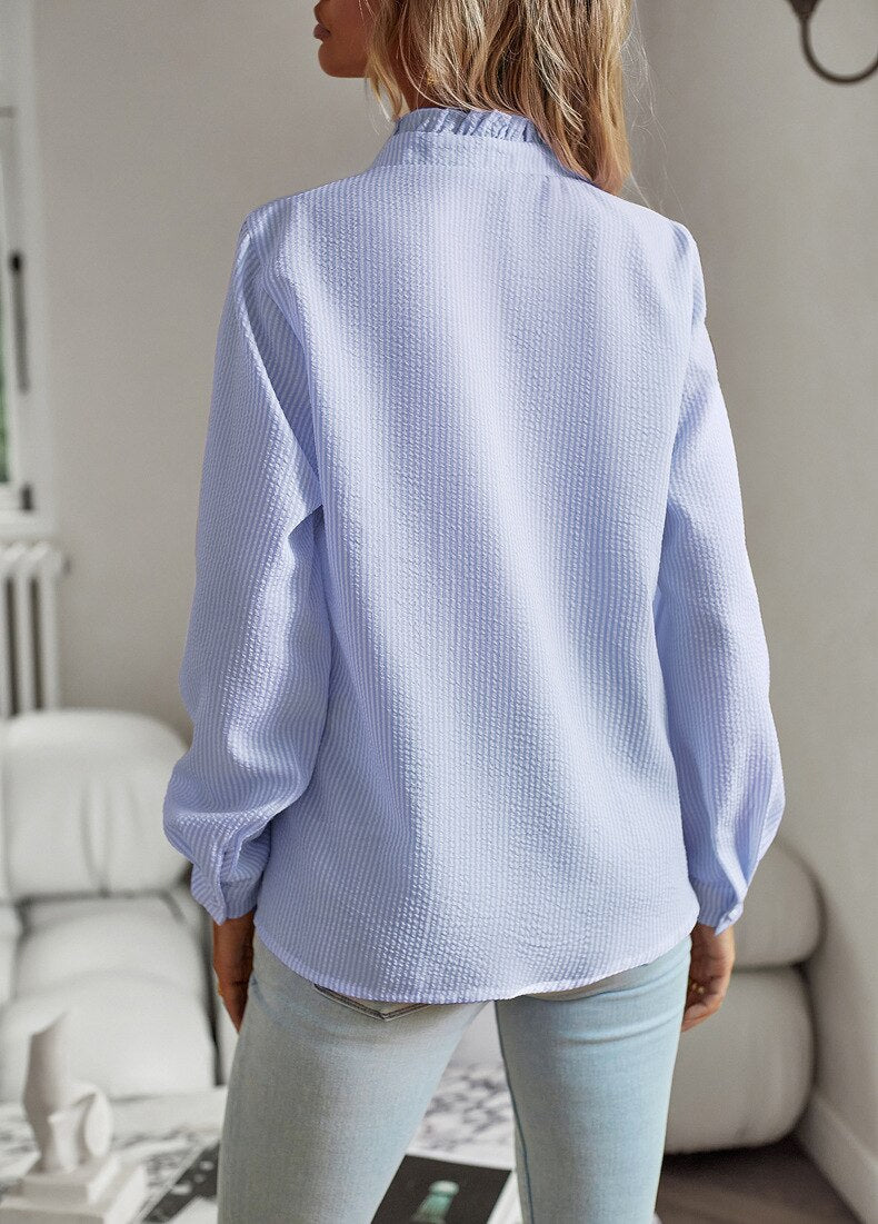 Chemisier rayé chic, blouse femme moderne, tenue décontractée et polyvalente, mode féminine actuelle.