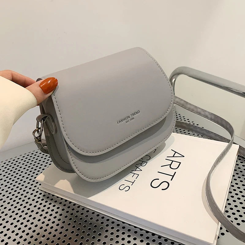 Sac à main compact tendance pour ado, design chic en similicuir, parfait pour un look stylé.