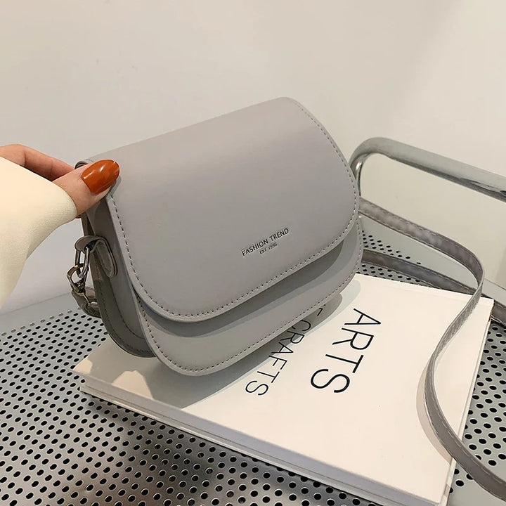Sac à main compact tendance pour ado, design chic en similicuir, parfait pour un look stylé.