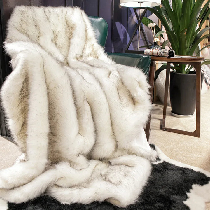 Plaid en fausse fourrure de renard, chic et douillet, parfait pour décorer et réchauffer votre intérieur.