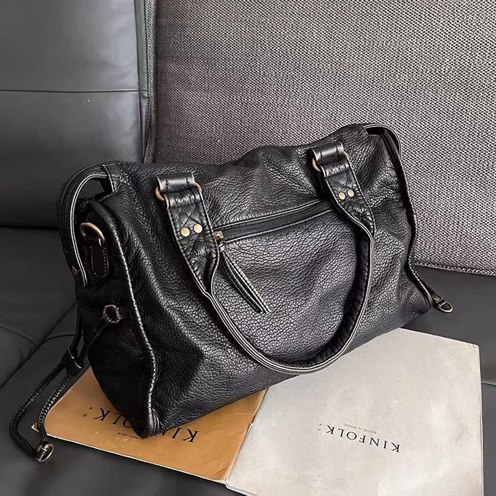 Sac cabas femme noir vintage, design classique en similicuir, pour un look chic et décontracté.