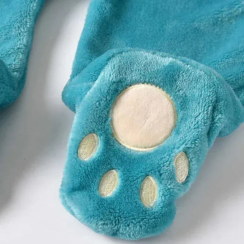 Adorable déguisement Ronflex pour bébé, cette grenouillère en flanelle procure chaleur et bien-être.