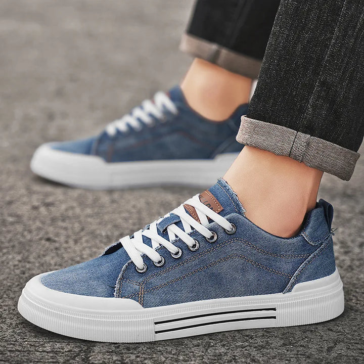 Chaussures hommes souples et confortables, parfaites pour la marche et le quotidien, en noir élégant.