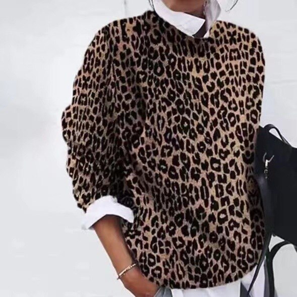 Gros plan sur le motif tigre et floral vibrant de ce pull femme chaud et confortable, mode hiver tendance.