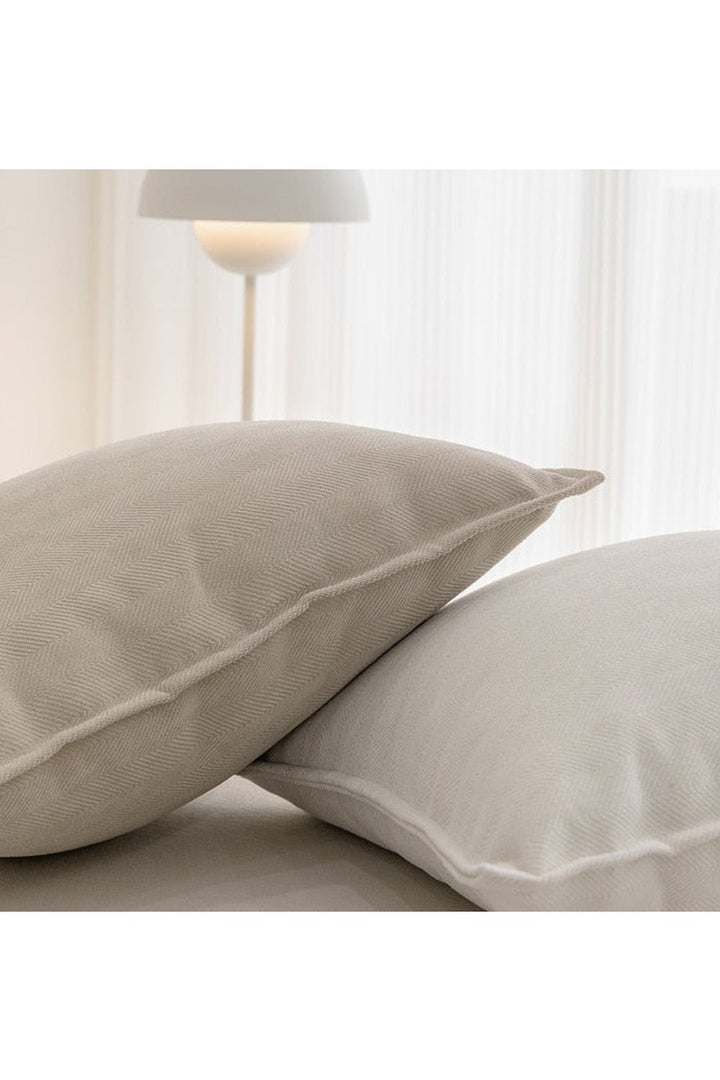 Accessoire maison: housse de coussin canapé design classique, pour un salon confortable.