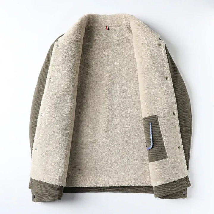 Veste chaude homme, idéale pour automne-hiver. Style urbain avec boutons, poches et coupe droite élégante.