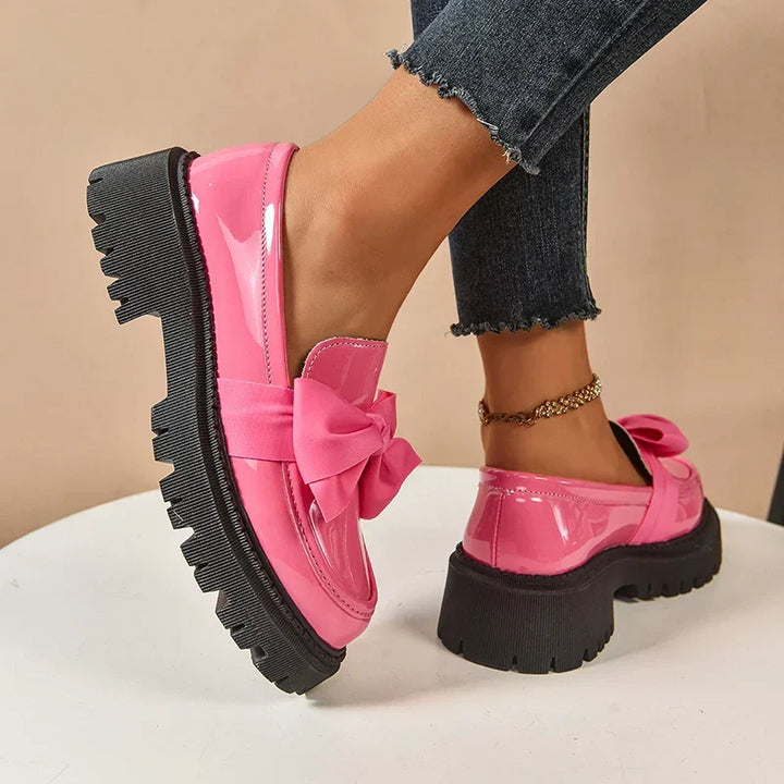 Chaussures femme Garisa avec plateforme. Nœud papillon, confort et style tendance chic.