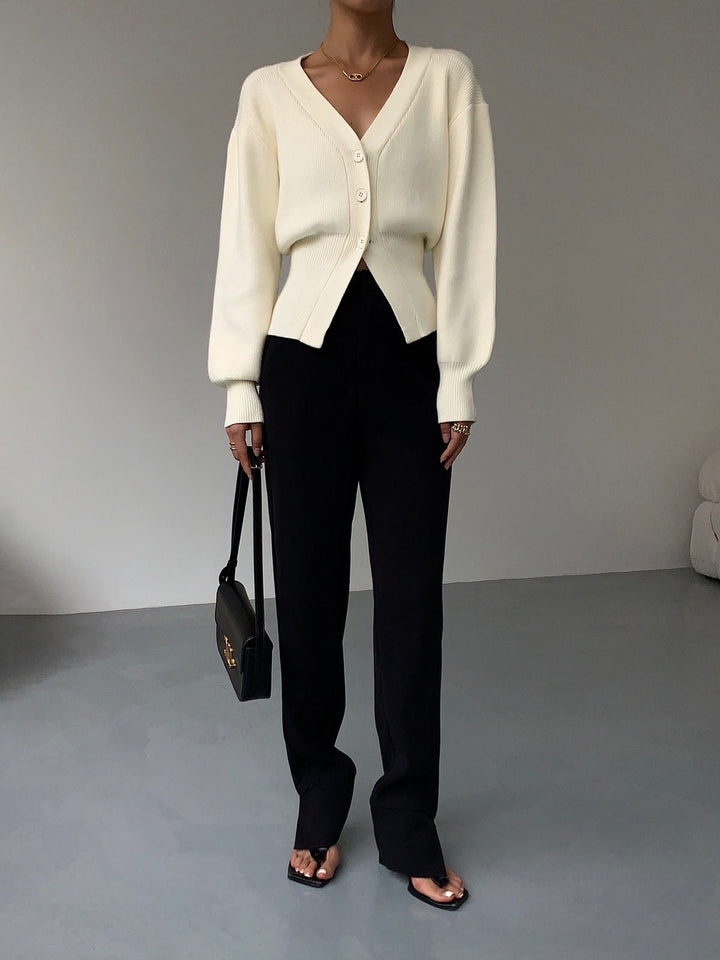 Pull cardigan femme doux et confortable à col V, idéal pour un look casual stylé en automne ou hiver.
