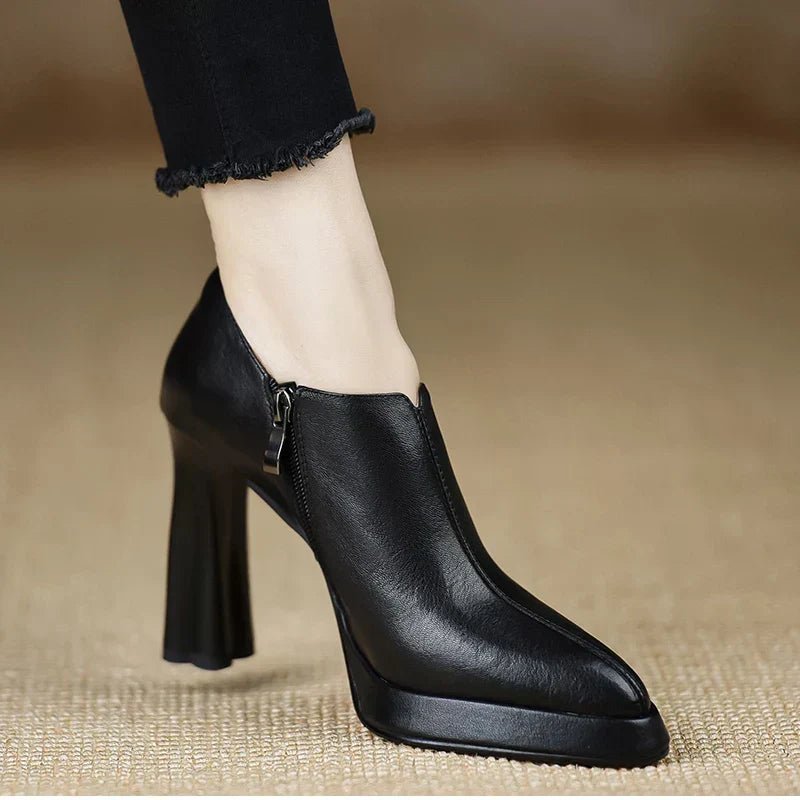 Escarpins Carina pour femmes, talons élégants et structurés. Chaussures confortables et chics pour toutes les occasions.