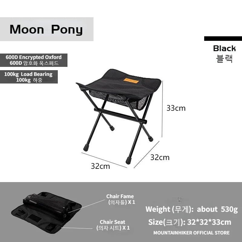 Détail d'une chaise pliante ultra-légère en aluminium, montrant son mécanisme compact pour le rangement.