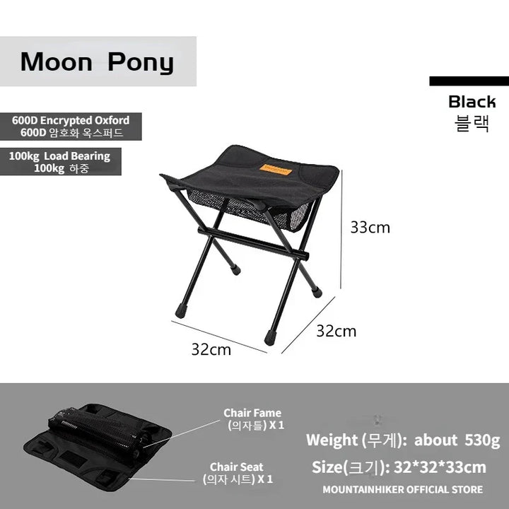 Détail d'une chaise pliante ultra-légère en aluminium, montrant son mécanisme compact pour le rangement.