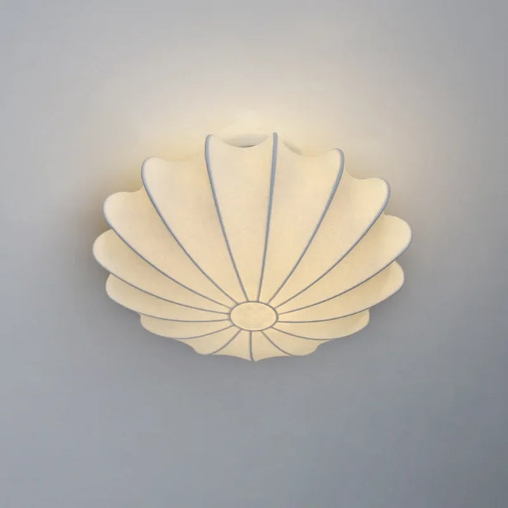 Lustre plafonnier moderne en soie ivoire, design scandinave élégant pour salon et chambre.