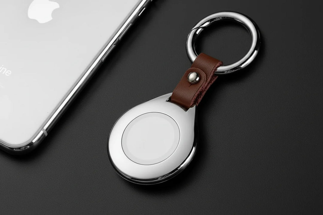 Accessoire unisexe: étui AirTag en cuir noir, métal robuste pour une sécurité optimale.