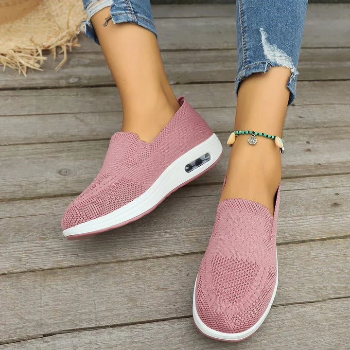 Sneakers confortables femme, avec plateforme discrète, pour un look élégant et facile à porter.